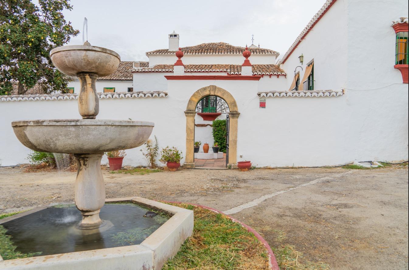 Rincones con encanto y patio interior con fuente