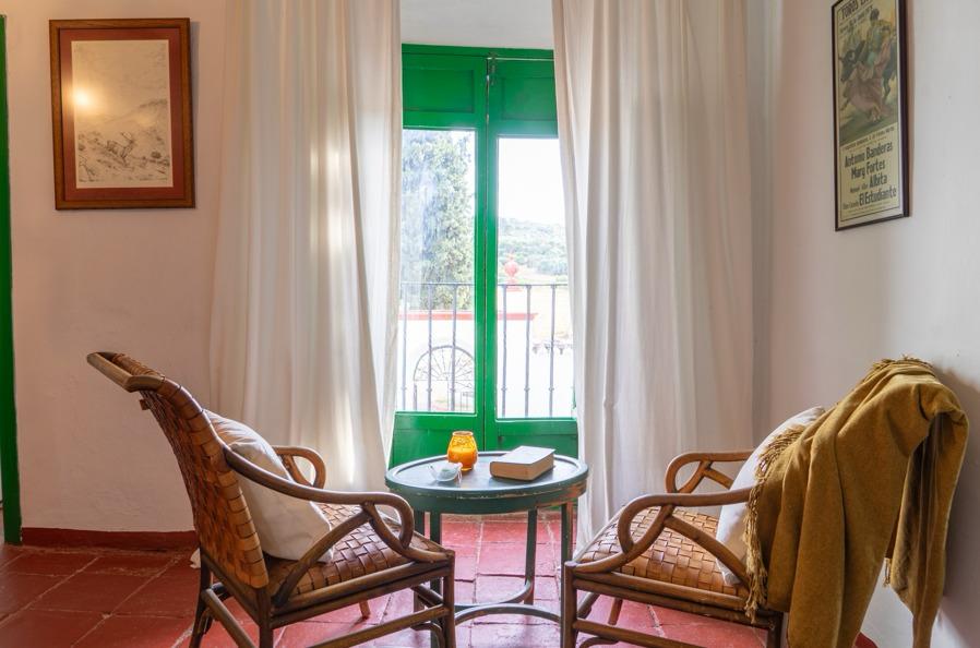 Salón interior y detalles del cortijo