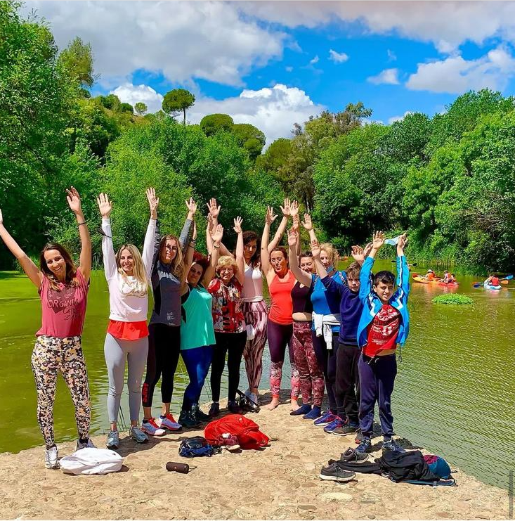 Grupo celebrando junto al río en la Sierra de Ronda