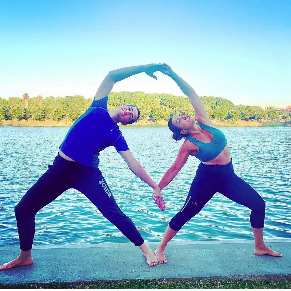 Práctica de yoga al aire libre junto al agua