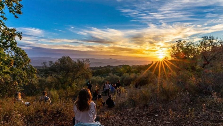 Grupo meditando al atardecer en la Sierra de Ronda